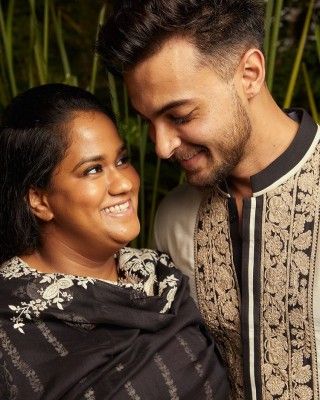 आयुष शर्मा और उनकी पत्नी अर्पिता खान.