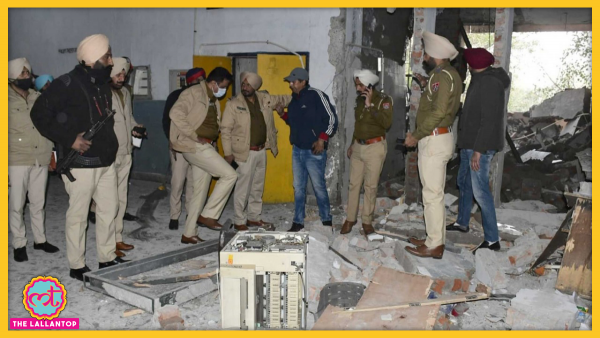 Ludhiana Court में हुए ब्लास्ट के बाद जांच के लिए पहुंचे अधिकारी. (फोटो: PTI)