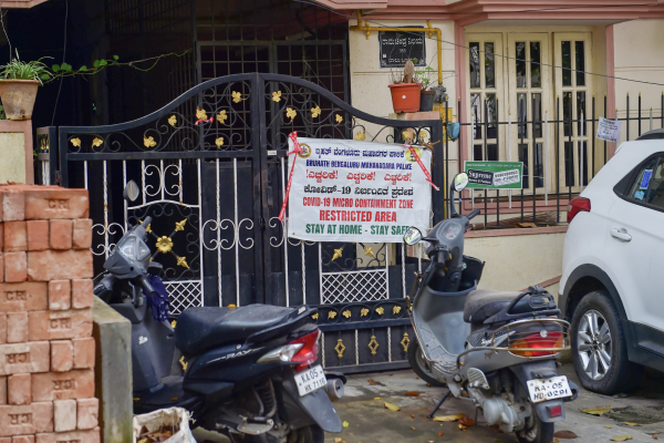 ओमिक्रॉन से पीड़ित डॉक्टर के घर के बाहर स्वास्थ्य विभाग के नोटिस की फ़ोटो. ( पीटीआई) Omicron Bengaluru Doctor