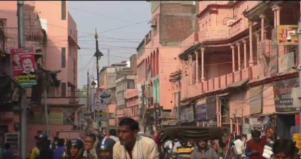 गेरुए रंग में रंगी काशी की सड़के 