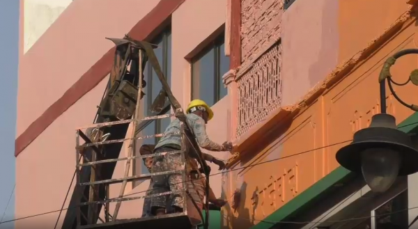 इमारतों पर पुताई करता कारीगर (आजतक)