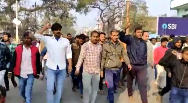 ज्वेलरी शॉप में लॉट के बाद पुलिस प्रशासन के ढीले रवैये के खिलाफ प्रदर्शन करते स्थानीय लोग. 