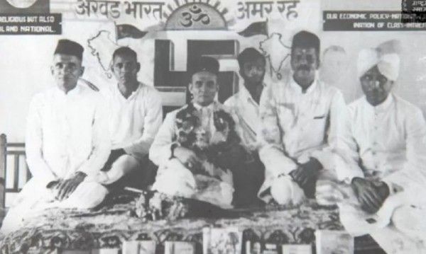 सावरकर और राष्ट्रीय सेवक संघ के बीच एक समय मतभेद इतने गहरे हो गए थे कि सावरकर ने हिंदू महासभा के कार्यकर्ताओं को संघ छोड़ने की हिदायत दे दी थी. (तस्वीर: Savarkarsmarak.com) Untitled Design (13)