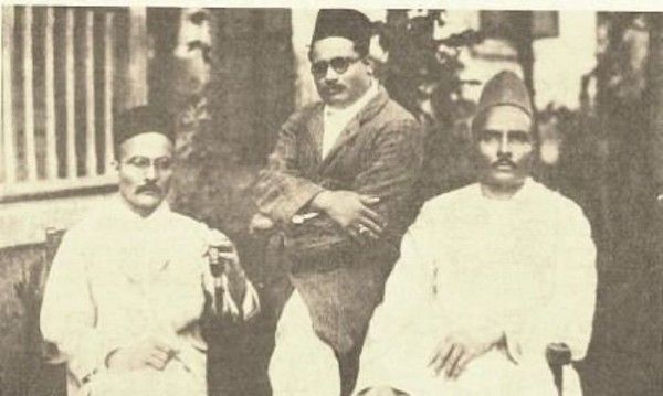 सावरकर बंधु, विनायक दामोदर सावरकर, गणेश दामोदर सावरकर, और नारायण दामोदर सावरकर (तस्वीर: Savarkarsmarak.com) Untitled Design (14)