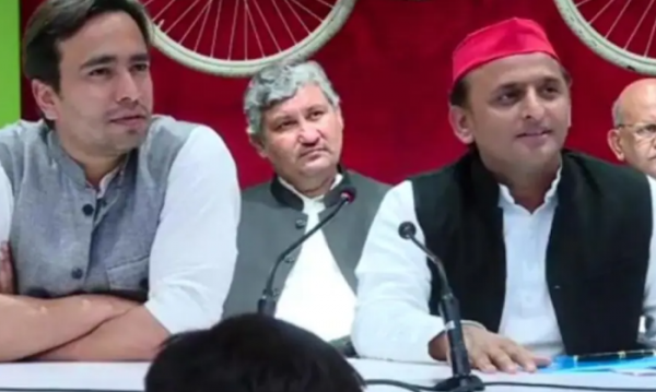 जयंत चौधरी और अखिलेश यादव एक मंच पर (फोटो सोर्स- आज तक) जयंत चौधरी और अखिलेश यादव एक मंच पर (फोटो सोर्स- आज तक)