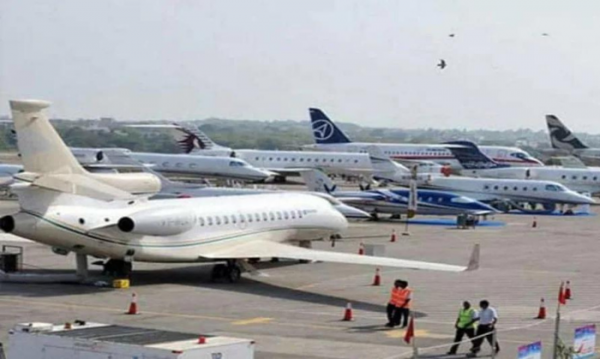 कई बार रनवे खाली न होने पर भी लैंडिंग के लिए एयरपोर्ट से क्लीयरेंस नहीं मिलता , प्रतीकात्मक फोटो (आज तक)