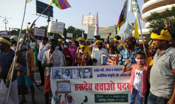 आन्दोलनरत आदिवासी (फोटो सोर्स -ट्विटर)