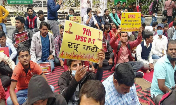 JPSC के खिलाफ़ धरने पर बैठे छात्र (फोटो सोर्स -आज तक)