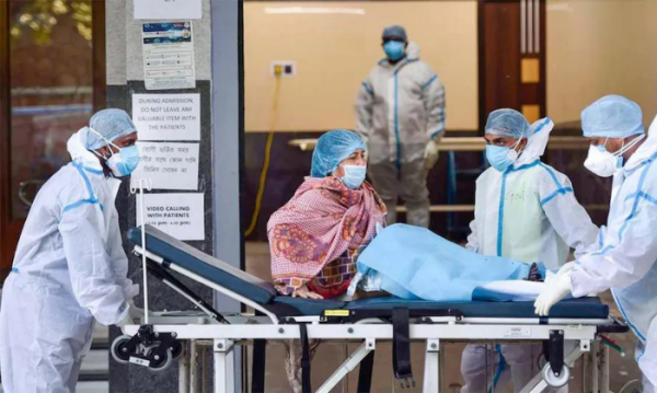 भारत में अब तक 400 से ज्यादा लोग ओमिक्रॉन वैरिएंट से संक्रमित हो चुके हैं (सांकेतिक चित्र- PTI)