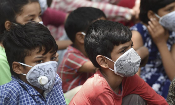 15 से 18 वर्ष के किशोरों के लिए भारत में वैक्सीनेशन प्लान शुरू किया जा रहा है जबकि अमेरिका में 16 से 17 वर्ष के बच्चों को 12 दिसंबर 2021 से वैक्सीन दी जा रही हैं (प्रतीकात्मक फोटो - आज तक)