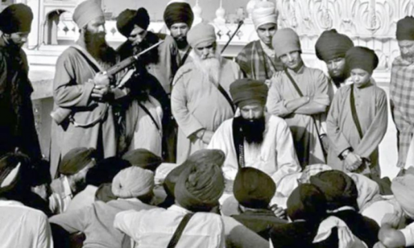 स्वर्ण-मंदिर परिसर में जमा भिंडरावाले और उसके साथी चरमपंथी