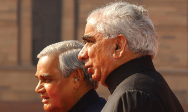 तत्कालीन प्रधानमंत्री अटल बिहारी बाजपेयी और विदेश मंत्री जसवंत सिंह (फोटो साभार- gettyimages)
