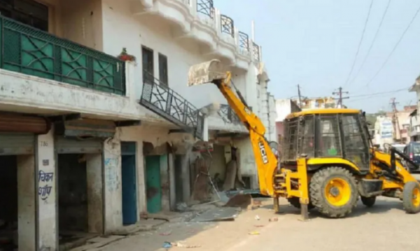 पिछले कुछ सालों में अतीक अहमद और उनके रिश्तेदारों की कई प्रॉपर्टी गिराई गईं हैं (फोटो सोर्स -आज तक )