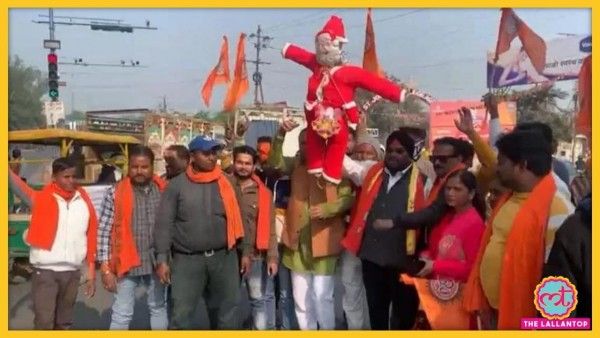 आगरा में सेंटा क्लॉज़ का पुतला जलाया गया (इंडिया टुडे)