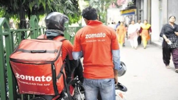 जोमैटो डिलिवरी बॉयज (साभार-आजतक) Zomato