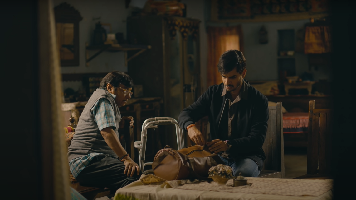 सूर्यकांत के रोल में बृजेंद्र काला. सीरीज़ के एक सीन में अपने बेटे विक्रांत के साथ सूर्यकांत. सूर्यकांत के रोल में बृजेंद्र काला. सीरीज़ के एक सीन में अपने बेटे विक्रांत के साथ सूर्यकांत.