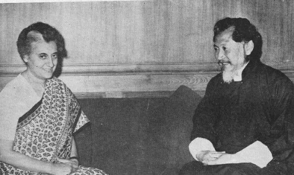 भारत की पूर्व प्रधान मंत्री इंदिरा गांधी के साथ सिक्किम के बारहवें और अंतिम चोग्याल (राजा) पलदेन थोंडुप नामग्याल (तस्वीर: दिल्ली प्रेस आर्काइव) भारत की पूर्व प्रधान मंत्री इंदिरा गांधी के साथ सिक्किम के बारहवें और अंतिम चोग्याल (राजा) पलदेन थोंडुप नामग्याल (तस्वीर: दिल्ली प्रेस आर्काइव)