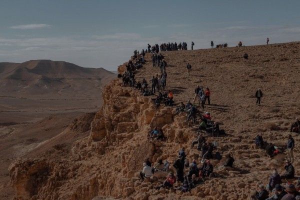 बर्निंग बुश को देखने के लिए जमा लोगों की भीड़. (साभार: न्यूयॉर्क टाइम्स) बर्निंग बुश को देखने के लिए जमा लोगों की भीड़.