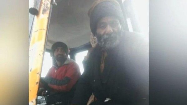 जेसीबी में 100 किमी लंबा रास्ता तय कर शादी में पहुँच दूल्हा जेसीबी में 100 किमी लंबा रास्ता तय कर शादी में पहुँच दूल्हा