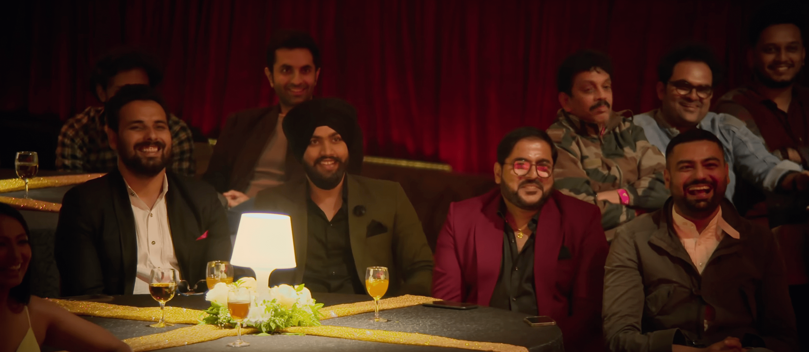 कपिल शर्मा अपनी फैमिली और फ्रेंड्स और कलीग्स के सामने परफॉर्म कर रहे थे. लाल कोट में दिख रहे शख्स कपिल के बड़े भाई हैं. कपिल शर्मा अपनी फैमिली और फ्रेंड्स और कलीग्स के सामने परफॉर्म कर रहे थे. लाल कोट में दिख रहे शख्स कपिल के बड़े भाई हैं.
