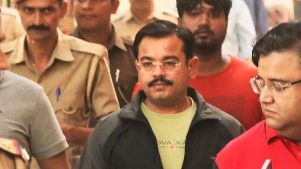लखीमपुक हिंसा का मुख्य आरोपी, आशीष मिश्रा (बीच में). फोटो साभार- आजतक लखीमपुक हिंसा का मुख्य आरोपी, आशीष मिश्रा (बीच में). फोटो साभार- आजतक