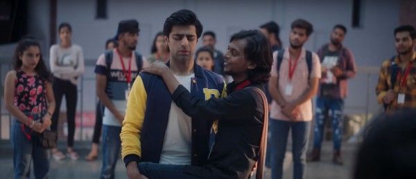 रैगिंग का सीन. रैगिंग का सीन.