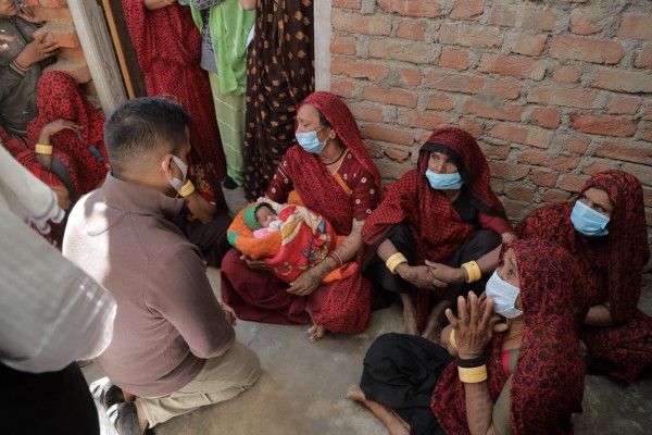 हर्ष संघवी ने पीड़ित परिवार से मुलाकात की (फोटो: ट्विटर) हर्ष संघवी ने पीड़ित परिवार से मुलाकात की (फोटो ट्विटर)