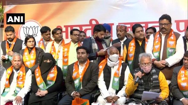 तौकीर रजा की बहू निदा खान समेत दूसरे दलों के नेताओं ने बीजेपी ज्वाइन की. फोटो- ANI Twitter तौकीर रजा की बहू निदा खान समेत दूसरे दलों के नेताओं ने बीजेपी ज्वाइन की. फोटो- ANI Twitter