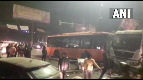 डंपर में घुसी तेज रफ्तार बस