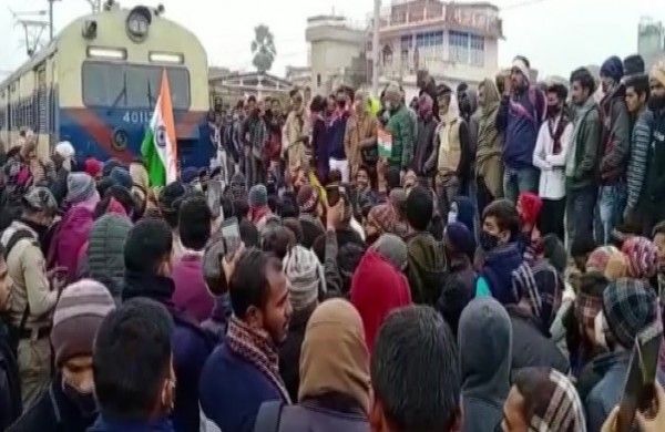 गया में रेलवे ट्रैक पर प्रदर्शन करते छात्र. फोटो-ANI गया में रेलवे ट्रैक पर प्रदर्शन करते छात्र. फोटो-ANI