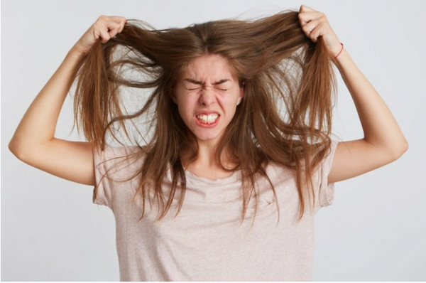 सर्दियों में बढ़ जाती है डैंड्रफ की परेशानी- Freepik dandruff in winters