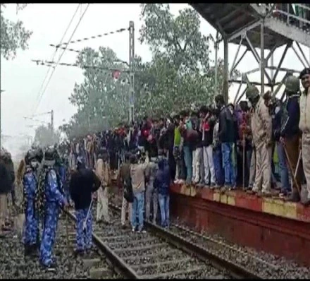 बिहार शरीफ में ट्रेन रोकते छात्र. Group D 3