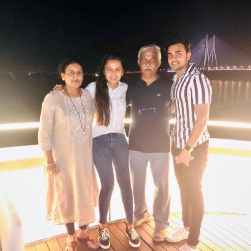 अपने माता-पिता और भाई के साथ तेजस्वी. अपने माता-पिता और भाई के साथ तेजस्वी.