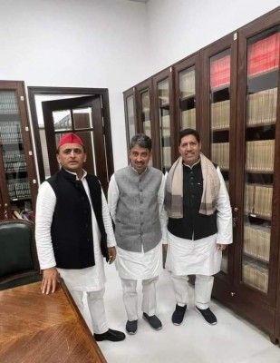इमरान मसूद अखिलेश यादव से मुलाकात करते हुए (फोटो: समाजवादी पार्टी/ ट्विटर) Imran Masood