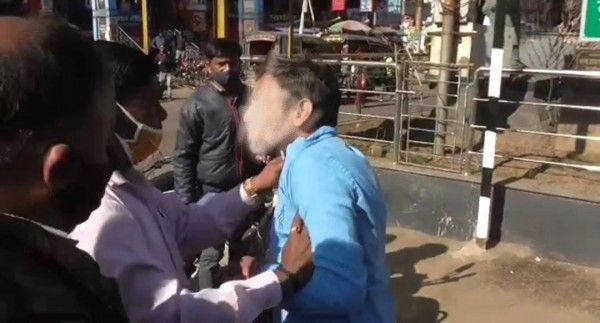 जीशान के साथ हुई मारपीट का वीडियो सोशल मीडिया पर तेजी से वायरल हो रहा है. फोटो- आजतक