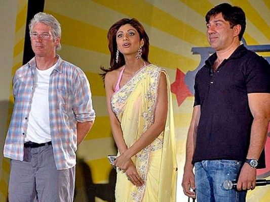 2007 में एड्स अवेयरनेस कार्यक्रम के दौरान रिचर्ड, शिल्पा और सनी देओल की तस्वीर शिल्पा