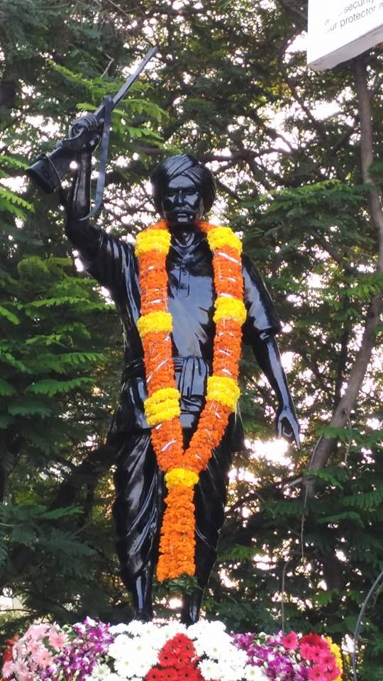 हैदराबाद के एक सड़क पर लगी कोमाराम भीम की मूर्ति. हैदराबाद के एक सड़क पर लगी कोमाराम भीम की मूर्ति.