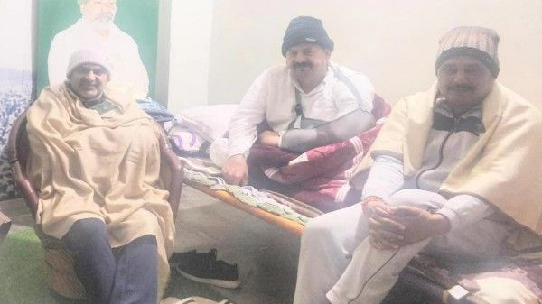 संजीव बालियान (बाएं) नरेश टिकैत (बीच में) से मिलने पहुंचे थे (फोटो: आजतक) Naresh Tikait Sanjeev 1