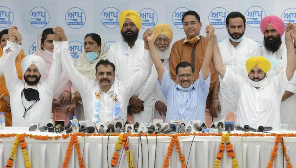 अमृतसर, पंजाब में आप नेताओं के साथ दिल्ली के मुख्यमंत्री अरविंद केजरीवाल ( फोटो - पीटीआई) अमृतसर में अरविंद केजरीवाल