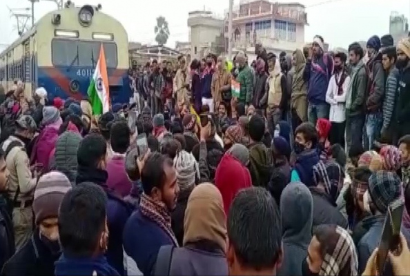 बिहार के गया में प्रदर्शन करते छात्र. (ANI) Railway New