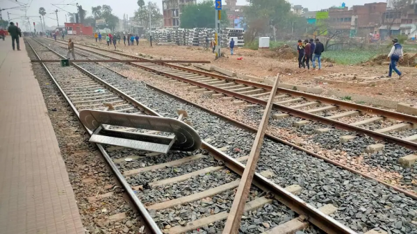 बिहार के आरा में छात्रों ने रेल रोकी. (फोटो: आजतक) Railway Protest 1