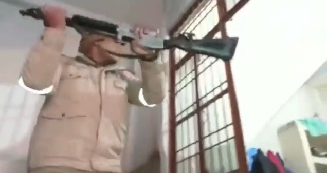 लॉज के एक कमरे के गेट को राइफल के बट से खोलता पुलिसरकर्मी. (तस्वीर- आजतक) Rifle