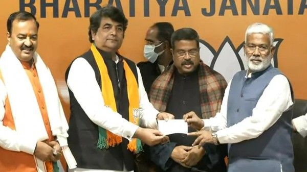 पूर्व केंद्रीय मंत्री आरपीएन सिंह बीजेपी में शामिल होते हुए (फोटो: आजतक) Rpn 1