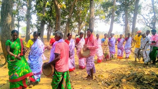 संथाली लोग अपना लोक नृत्य करते हुए (तस्वीर : विकिपीडिया ) Santhal