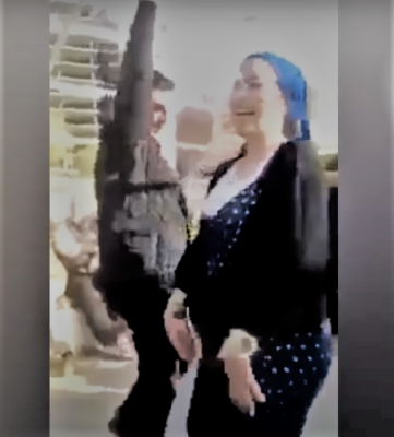 वायरल वीडियो में मेल कलीग के साथ डांस करती प्राइमेरी स्कूल टीचर अया युसेफ़ Screenshot (51)