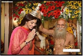 तस्वीर में शिल्पा के साथ मौजूद पंडित ने उन्हें चूमा था, जिसकी तस्वीर के लिए शिल्पा को खूब ट्रोल किया गया Shilpa And Swami