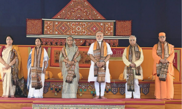 विश्व भारती यूनिवर्सिटी में कंवोकेशन के दौरान (फोटो सोर्स- ट्विटर Narendra Modi)