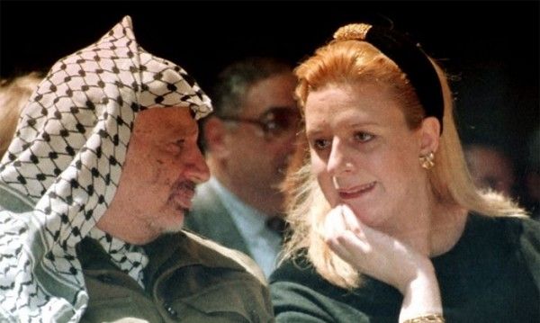 यासर अराफ़ात और उनकी पत्नी (तस्वीर: Getty) Untitled Design (4)