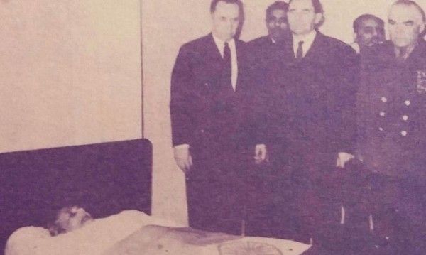 ताशकंद में मृत अवस्था में शास्त्री जी का शरीर रखा हुआ (तस्वीर: Lal Bahadur Shastri Memorial ) Untitled Design (5)