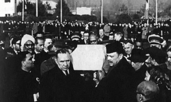 ताशकंद में शास्त्री जी के पार्थिव शरीर को कंधा देते अयूब ख़ान (तस्वीर: thefridaytimes) Untitled Design (7)